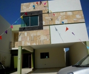 Vendo Casa con buenos acabados en Fracc. Lomas del Mar