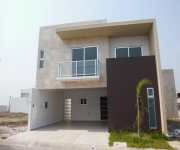 VENDO CASA TIPO MINIMALISTA EN FRACC. LOMAS RESIDENCIAL